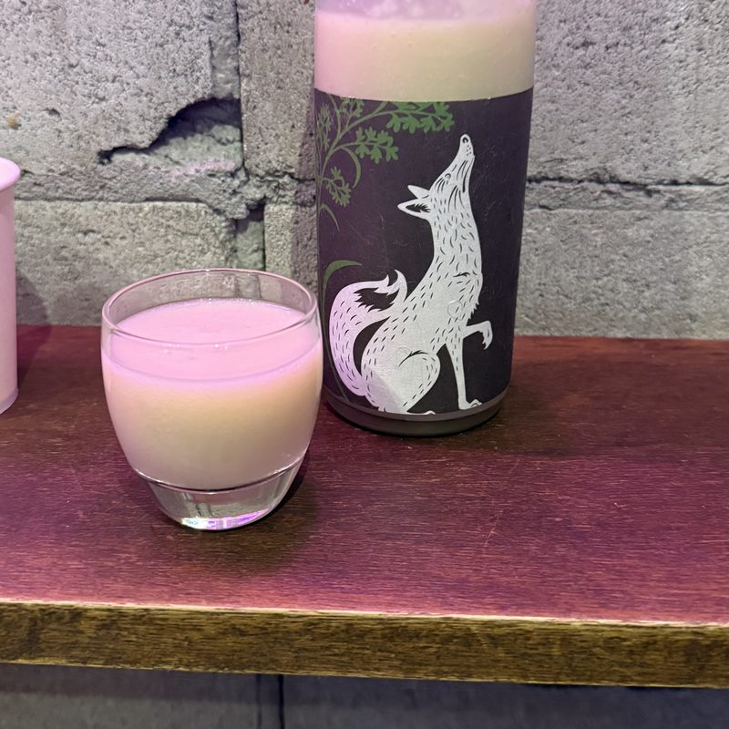 桃色のにごり酒を注いだグラス